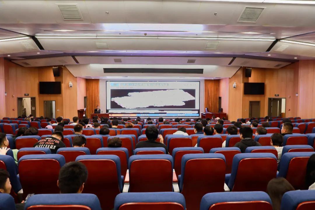 我校成功举办“无人机+GIS融合发展助力智能建造”专题讲座在我校图书信息大厦东报告厅举行